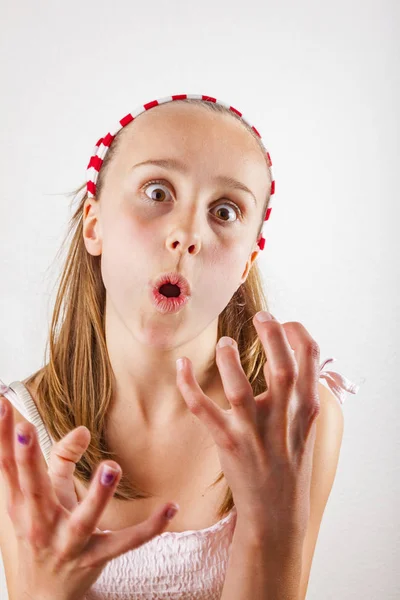 Portrait Jeune Adolescente Mignonne Avec Bandeau Rouge — Photo