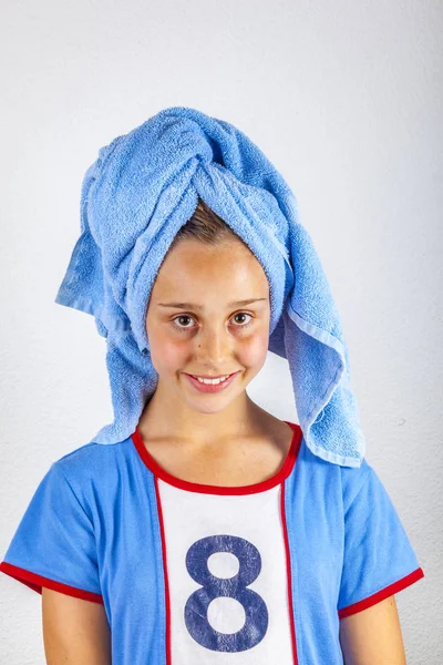 可爱的年轻少女与毛巾在头洗头后洗头 — 图库照片