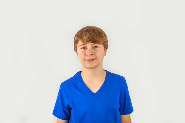 Aconchegante Bonito Sorrindo Menino Com Bue Camisa Isolada Branco — Fotografia de Stock