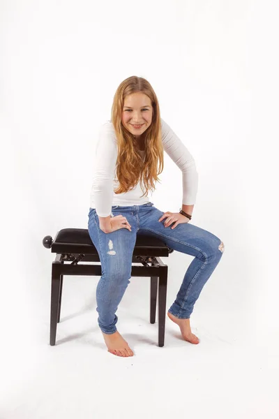 Young Smiling Teenage Girl Sitting Piano Chair — Stock Photo, Image