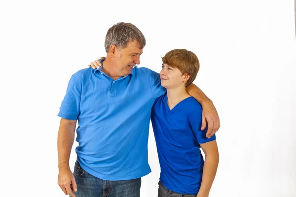 Szczęśliwy Ojciec Przytulanie Jego Słońce Niebieska Koszula — Zdjęcie stockowe