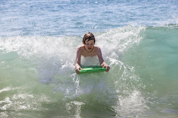 Chłopiec Zabawa Surfing Fale Zielonych Desek Surfingowych — Zdjęcie stockowe