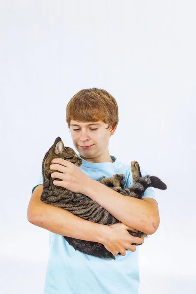 かわいい男の子の腕で彼の猫を抱いて — ストック写真