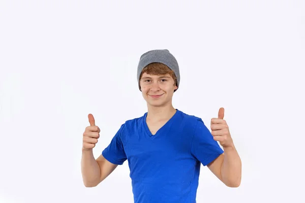 Портрет Молодого Хлопчика Підлітка Шапочкою Показує Великі Пальці Вгору Знак — стокове фото