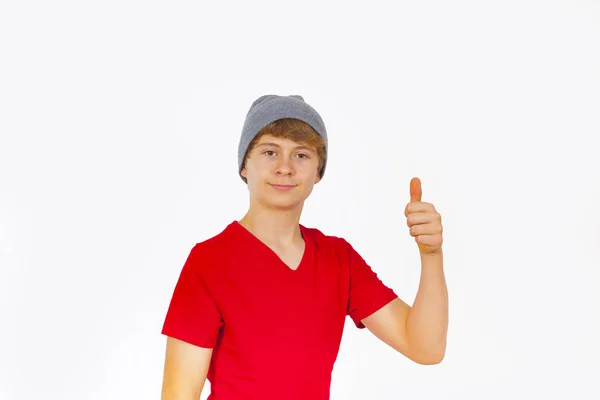 年轻男孩的肖像与帽子显示竖起大拇指的标志 — 图库照片