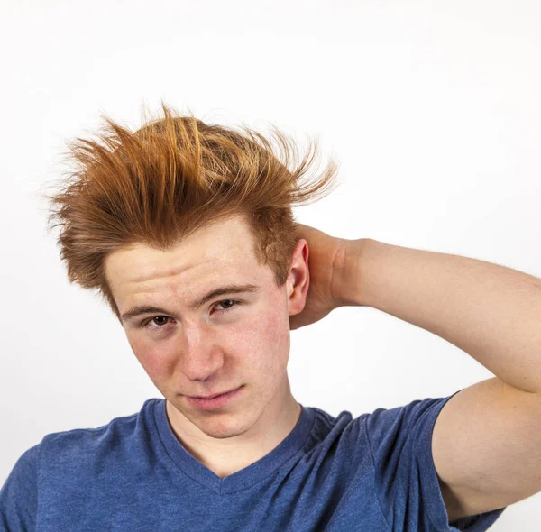 Retrato Adolescente Guapo Con Pelo Rojo Mano Pelo — Foto de Stock