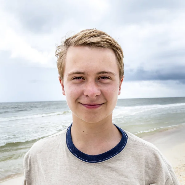 ビーチでポーズをとっている若い幸せな少年の肖像画 — ストック写真