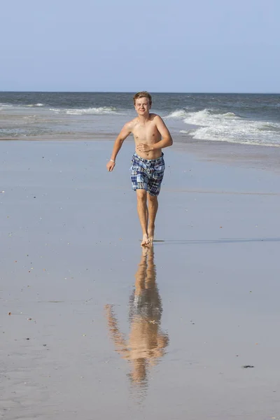 Αγόρι Απολαμβάνει Τρέχει Κατά Μήκος Της Αμμώδους Παραλίας — Φωτογραφία Αρχείου