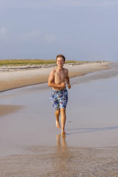 Ładny Chłopak Jogging Wzdłuż Plaży Apalachicola — Zdjęcie stockowe