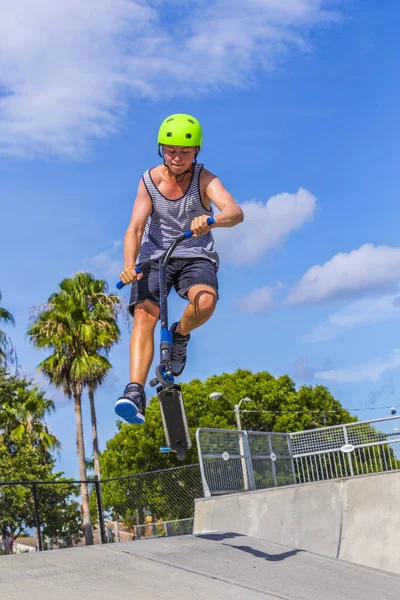 Tiener Heeft Plezier Rijden Zijn Push Scooter Skatepark — Stockfoto