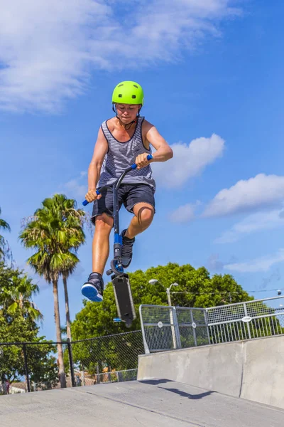 Adolescent Garçon Amusant Équitation Son Pousser Scooter Skate Park — Photo