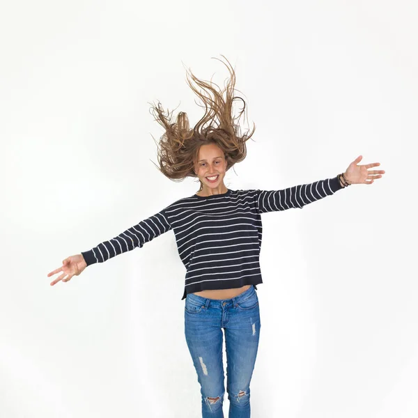 Jeune Fille Beauté Volant Dans Saut Avec Les Cheveux Bruns — Photo