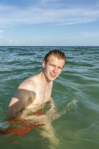 Έφηβος Απολαμβάνει Κολύμπι Στον Τροπικό Ωκεανό — Φωτογραφία Αρχείου