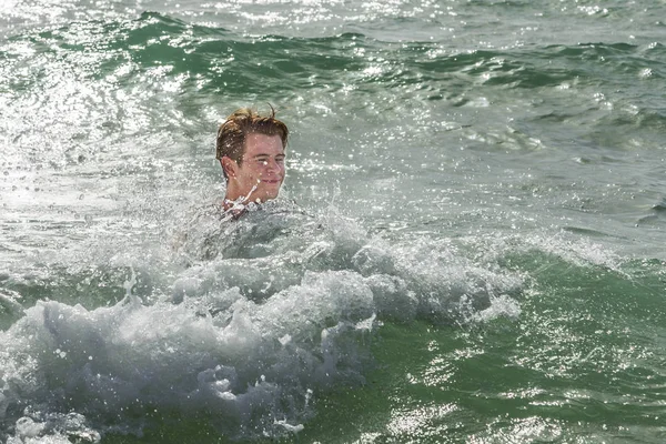 Teenage Boy Enjoys Swimming Ocean — Stock Photo, Image