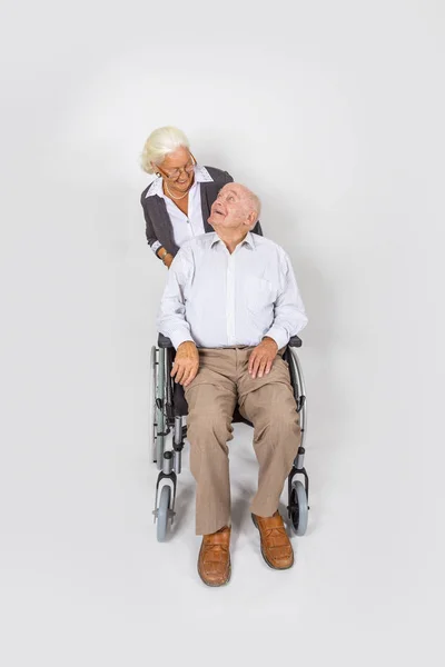 Feliz Pareja Ancianos Con Hombre Silla Ruedas —  Fotos de Stock