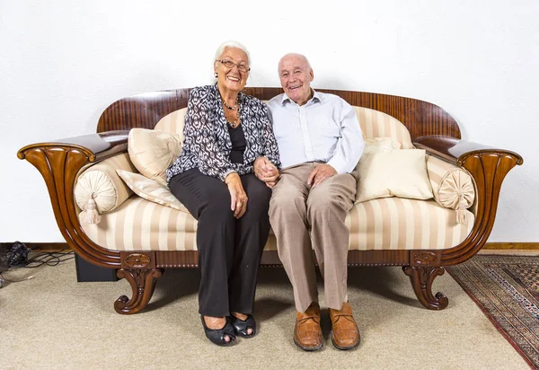 白种人年长夫妇爱坐在沙发上 — 图库照片
