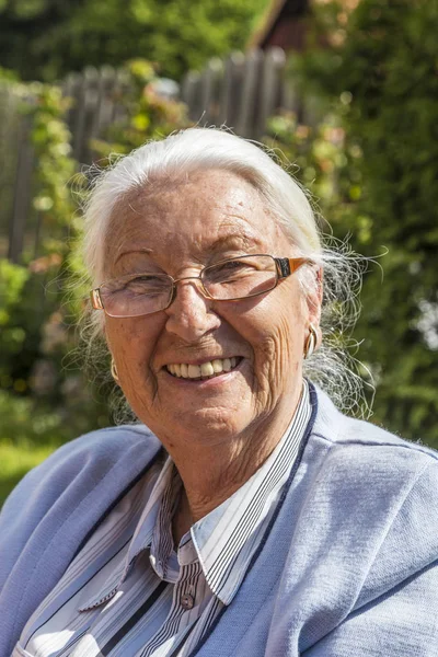 Attraktiv Senior Kvinna Sitter Hennes Trädgård — Stockfoto