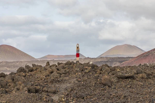 Adolescente Posa Paisaje Volcánico Lanzarote España —  Fotos de Stock