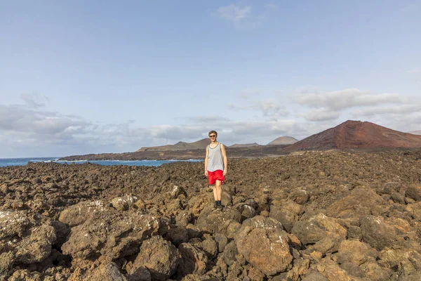 Adolescente Posa Paisagem Vulcânica Lanzarote Espanha — Fotografia de Stock