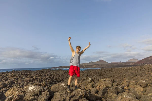 少年在西班牙兰萨罗特岛的火山景观中摆姿势 — 图库照片