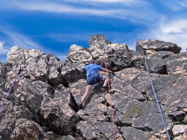 Homem Escalando Corda Superior — Fotografia de Stock