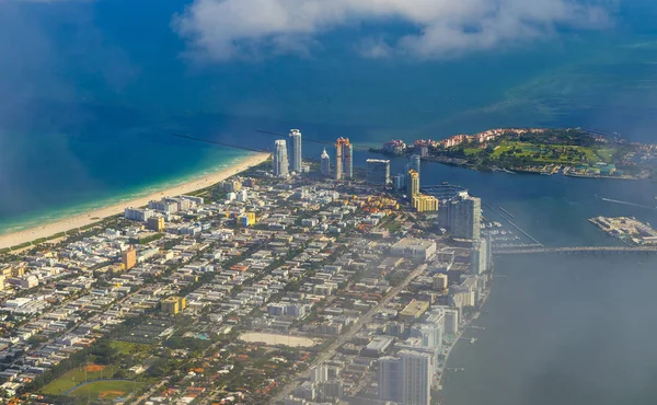 市街とビーチのマイアミ ビーチの航空 — ストック写真