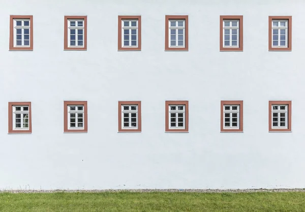 Historische Windows Met Rode Zandsteen Als Harmonische Achtergrond — Stockfoto