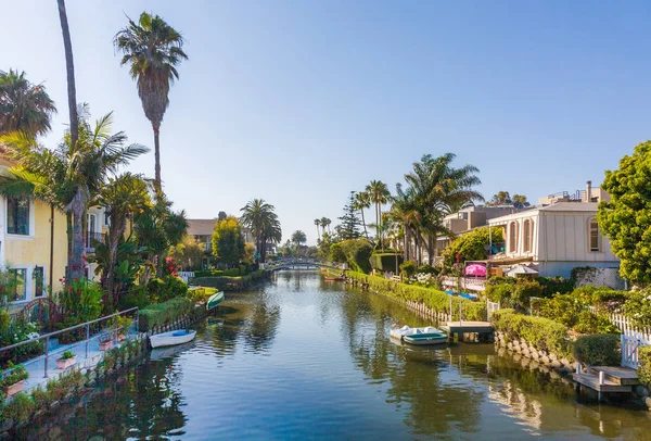 カリフォルニア州のアボット キニーがヴェネツィアの運河の古いビルド 美しいリビング ボートおよび住宅の家 — ストック写真
