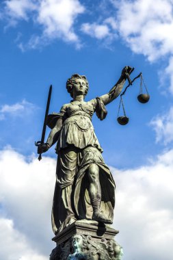 Frankfurt, roemerberg meydanında Justitia (adalet) heykel inşa 1887.