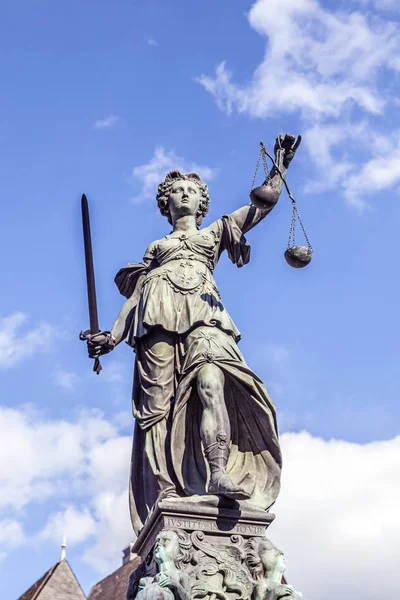 Γλυπτική Justitia Κυρία Δικαιοσύνης Στο Τετράγωνο Roemerberg Στη Φρανκφούρτη Χτισμένο — Stockfoto