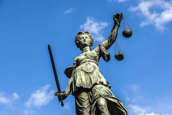 Justitia Lady Justice Skulptur Roemerberg Torget Frankfurt Byggd 1887 — Stockfoto