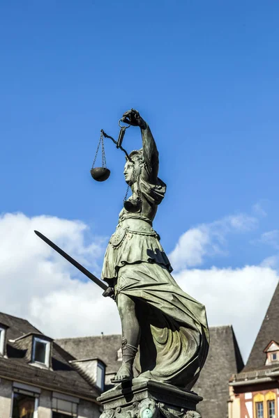 Justitia Lady Justice Skulptur Roemerberg Torget Frankfurt Byggd 1887 — Stockfoto