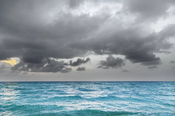 Fale Morskie Miami Witzh Pochmurnego Nieba Złą Pogodę — Zdjęcie stockowe
