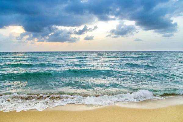 Mořské Vlny Miami Witzh Zamračená Obloha Špatného Počasí — Stock fotografie