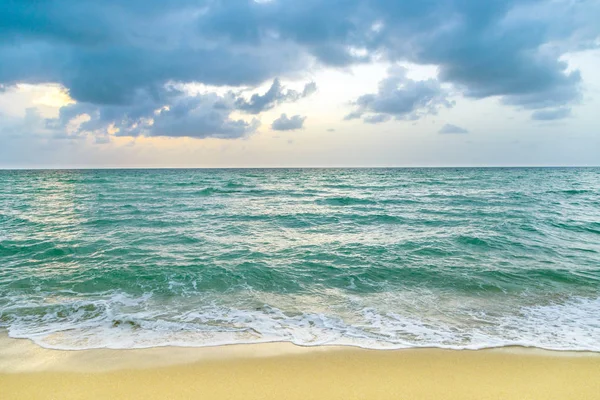 Κύματα Της Θάλασσας Στο Μαϊάμι Witzh Συννεφιασμένο Ουρανό Κακές Καιρικές — Φωτογραφία Αρχείου