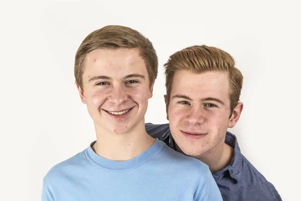 Retrato Belos Irmãos Posando Estúdio — Fotografia de Stock