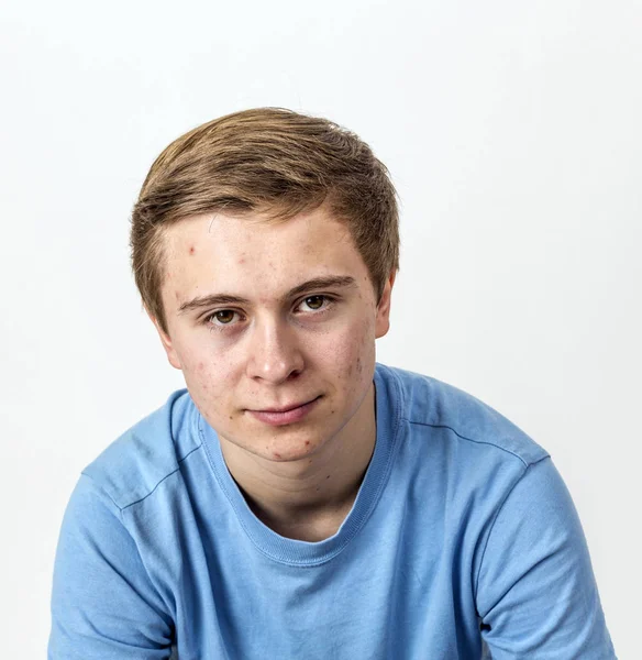 Cooler Junge Mit Blauem Hemd Posiert Studio — Stockfoto