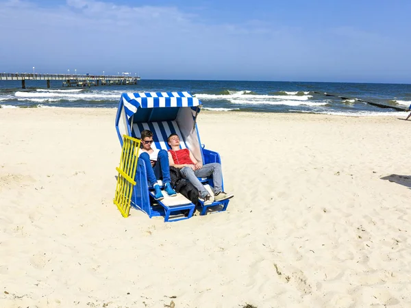 Adolescentes Desfrutar Banho Sol Cadeira Praia Vime Cobertas — Fotografia de Stock