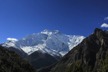 Üst Pisang, beyaz Annapurna aralığı görünümünü Sunrise