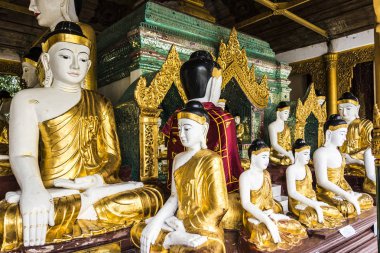 budhdas altın Shwedagon pagoda meditasyon pozisyonda oturan folyo ile