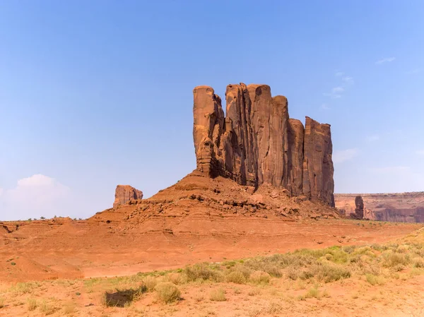 Touristin Vor Wunderschönem Sandsteinfelsen — Stockfoto