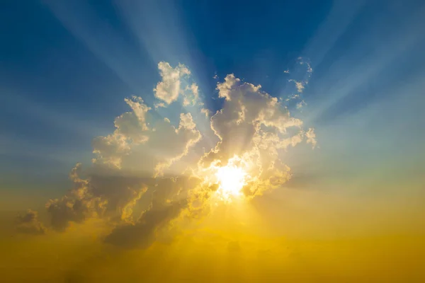 Espectacular Puesta Sol Con Rayos Sol Cielo Azul Naranja —  Fotos de Stock