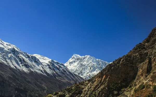 喜马拉雅山的山灵感景观 安娜普尔纳范围 尼泊尔 山脊与冰天雪在晴朗的蓝色阳光明媚的天空 — 图库照片