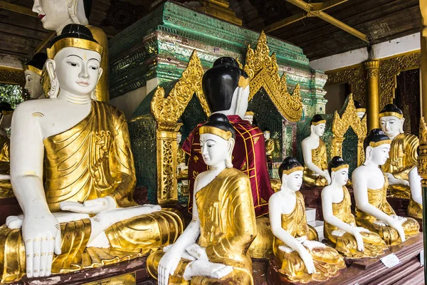 Budhdas Met Goud Folie Zitten Shwedagon Pagode Meditatie Positie — Stockfoto