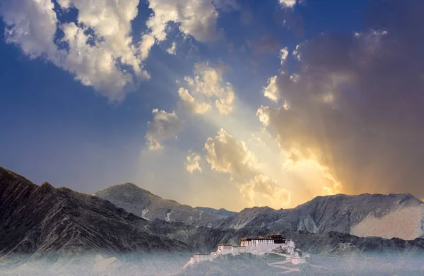 View Potala Palace Lhasa Mountains Background Early Morning Light — Stockfoto