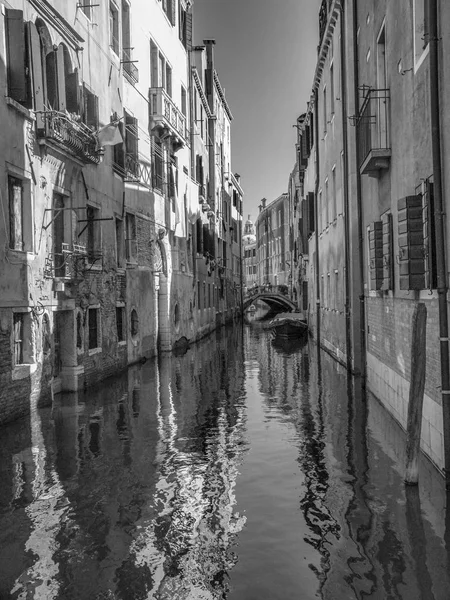 Petit Canal Dans Ville Venise Avec Des Maisons Étroites Noir — Photo