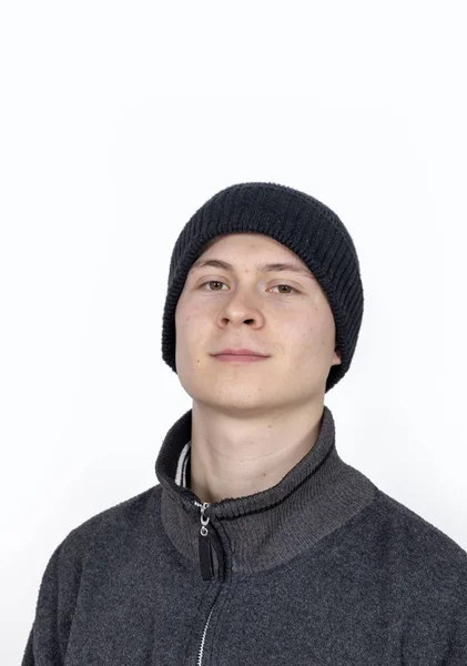 Porträtt Ung Man Med Wooly Hatt — Stockfoto