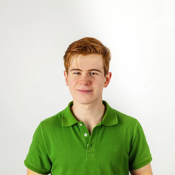 赤い髪と緑のシャツで微笑む少年の肖像画 — ストック写真