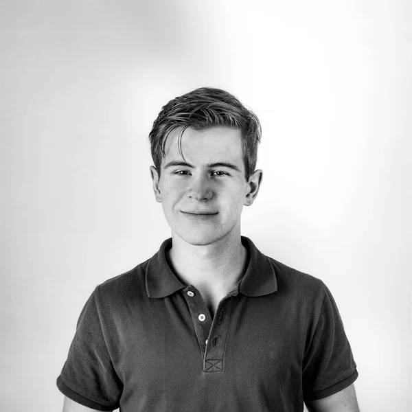 Retrato Menino Sorridente Camisa Com Cabelo Vermelho — Fotografia de Stock