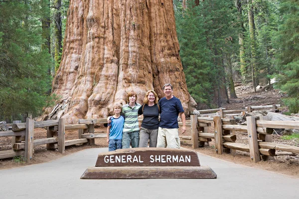 Szczęśliwa Rodzina Cieszy Pozowanie Sequoia National Park Fromt General Sherman — Zdjęcie stockowe